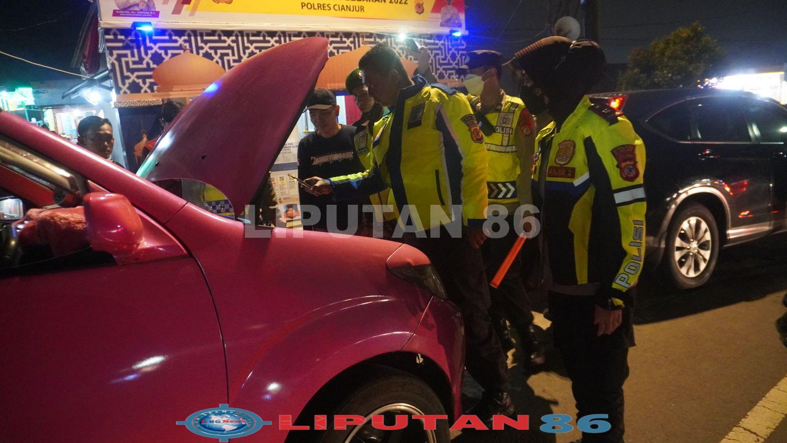 Hindari Kemacetan, Personil Polres Cianjur Dorong Mobil Warga yang Mogok di Jalur Puncak