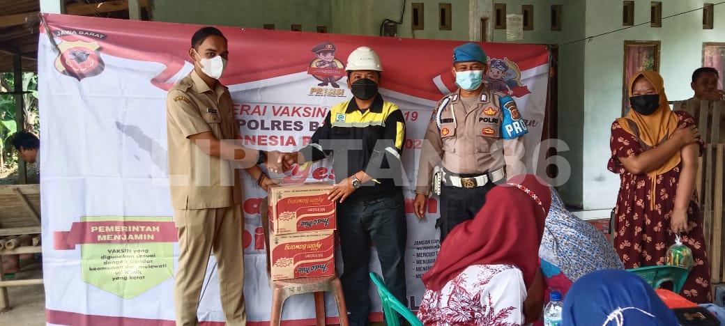Polsek Cariu Bagikan Sembako Kepada Masyarakat Terdampak Covid 19