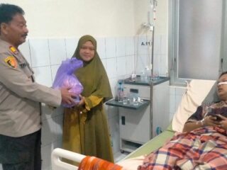 Dua Warga Dibacok Begal Motor, Kapolsek Cimanggu Jenguk di Rumah Sakit