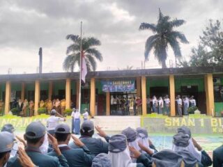 Tanamkan Jiwa Nasionalis, Plh Pasi Teritorial Kodim 0427/Way Kanan Pimpin Upacara Bendera