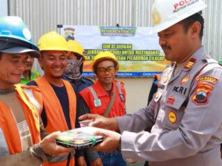 Langkah Kecil Berampak Besar, Kapolsek KSKP Peduli Buruh Pelabuhan