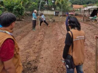 Manfaatkan Lahan Kosong, Aipda Nurwahyudi dan Mahasiswa KKN Itera Tanam Sayuran