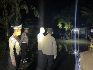 Patroli Malam di Wilayah Terdampak Banjir, Ini Tujuan Polres Lampung Timur