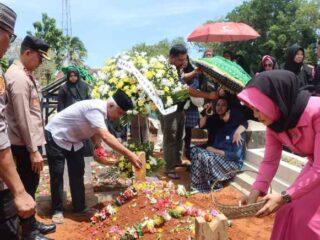 Kapolres Lampung Timur dan Ketua Bhayangkari Cabang Takziah ke Rumah Duka Istri Aiptu Gusar