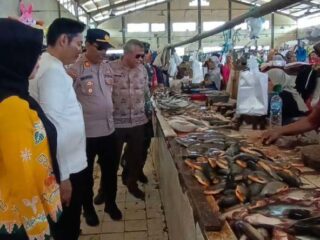 Polsek Labuhan Ratu Bersama Uspika Cek Ketersediaan dan Harga Sembako di Pasar Tridatu