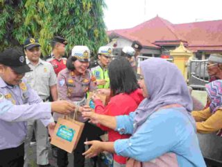 Di Purbalingga, Pengendara Tertib Lalu Lintas Dapat Takjil Buka Puasa Dari Polisi