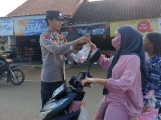 Kapolsek Gunung Pelindung Pimpin Pembagian Takjil Gratis di Jalan Raya Depan Mapolsek