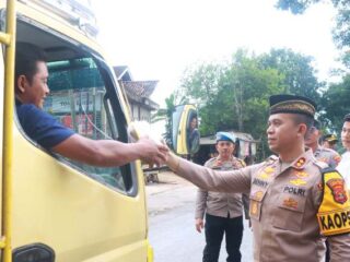 Ramadhan Berkah, Kapolres Lampung Timur Bagikan Takjil ke Para Pengendara