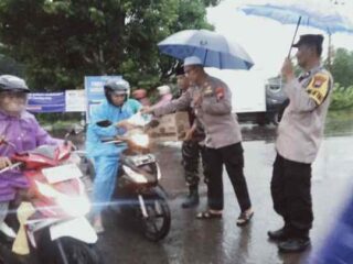 Polsek Karanglewas Bagikan Takjil Pembuka Puasa Kepada Pengguna Jalan