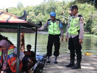 Polisi Ingatkan Wisatawan Prahu Naga Pentingnya Kenakan Life Jacket