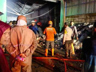 Gudang Penggilingan Kapuk di Karanganyar Terbakar, Kerugian Capai Ratusan Juta