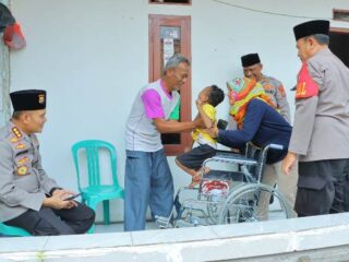 Penderita Celebral Palsy-Lansia di Bekasi dan Karawang Terima Kursi Roda Dari Polisi