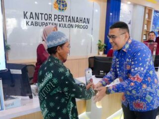 Kunjungi Kantah Kulon Progo, Wamen Ossy Sosialisasikan Keunggulan Sertipikat Elektronik ke Masyarakat