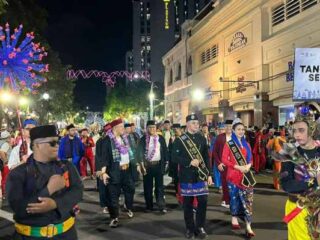Pemkot Tangsel Tampilkan Ikon Khas Anggrek, Busana Daur Ulang dan Baju Betawi di Karnaval Budaya APEKSI VII Surabaya