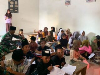 Disela Kegiatan, Anggota Satgas TMMD Ngajar Mengaji di TPQ Miftahul Iman
