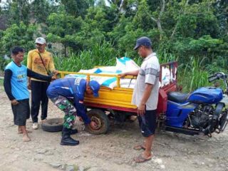 Bentor Warga Pecah Ban, Anggota Satgas TMMD Sigap Membantu