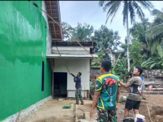 Finishing Bedah RTLH, Satgas TMMD Mulai Cat Rumah dan Pasang Pintu