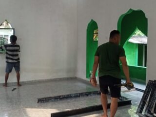 Satgas TMMD Beri Sentuhan Akhir Pemasangan Pintu dan Jendela Musholla
