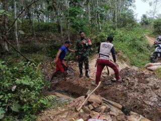 Babinsa Koramil 05/Sukadana Monitoring Pembangunan Jembatan