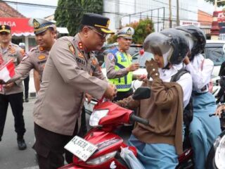 Semarakkan HUT ke-80 RI, Polres Kebumen Bagikan Bendera Merah Putih ke Pengguna Jalan