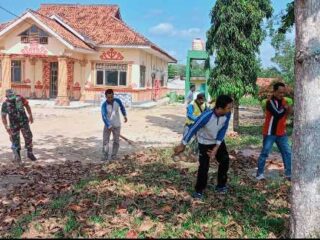 Jelang HUT RI ke-80, Babinsa Rajabasa Lama II Bersam Warga Gelar Jumat Krida Bersih