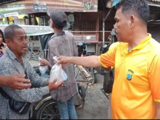 Jum'at Berkah, Kapolsek Tanjung Pura Bagikan Nasi Kepada Pakir Miskin dan Tukang Becak