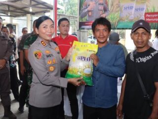 Gerakan Pangan Murah, Polres Lampung Timur Salurkan 8 Ton Beras untuk Warga