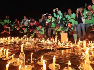 Komitmen Kondusif, Ojol dan TNI Polri di Jatim Doa Bersama Untuk Affan