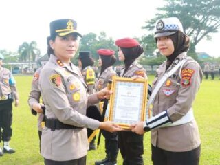 Pimpin Upacara Haornas ke-42, Kapolres Lampung Timur Beri Penghargaan kepada Personel Berprestasi