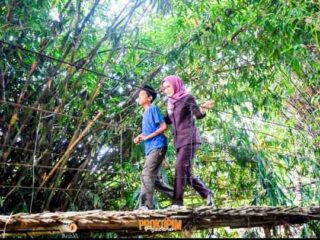 Bupati Tinjau Jembatan Gantung di Desa Sukaraja, Prioritaskan Perbaikan 2026