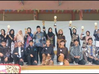 MTsN 1 Banyumas Semarakkan HBN, Gelar Fashion Show Batik Merawit 2025
