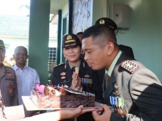 HUT TNI ke-80, AKBP Heti Beri Kue Ultah ke Dandim 0429/Lamtim