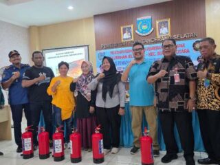 Damkar Tangsel Latih Warga Jelupang Gunakan APAR Alat Pemadam Kebakaran