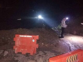 Hujan Deras, Jalan Raya Karangsambung–Sadang Longsor