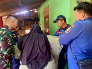 Terpicu Masalah Ekonomi, Seorang Wanita Emosi Sambil Memegang Senjata Tajam