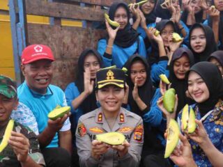 AKBP Heti Patmawati Hadiri Pemecahan Rekor MURI Makan Buah Alpukat Siger di Desa Gunung Mas