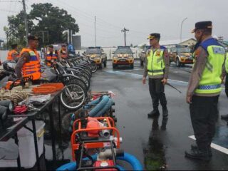 Diguyur Hujan Deras, Polres Purbalingga Tetap Gelar Apel Siaga Bencana