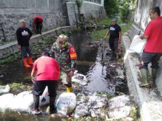 Babinsa Sukorejo Gotong Royong Buat Tanggul Penahan Abrasi di Sungai Kepanjen Kidul