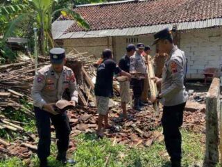 Polres Kebumen Salurkan Bantuan untuk Korban Rumah Roboh di Rowokele