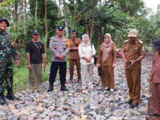 Monitoring Pemasangan Onderlagh, Ini Harapan Babinsa Koramil Sribhawono