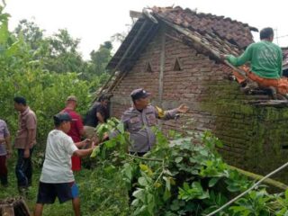 Polres Kebumen Salurkan Bantuan Korban Atap Rumah Runtuh di Rowokele