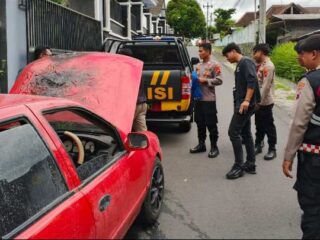 Mobil Sedan Terbakar di Depan Kantor Kejaksaan Wonogiri, Polisi Sigap Bantu Padamkan Api