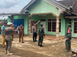 Sinergi TNI Polri Bantu Puluhan Rumah Terdampak Angin Kencang