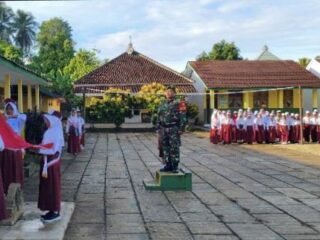 Peduli Sekaligus Tanamkan Nasionalisme, Babinsa Jadi Pembina Upacara di Sekolah