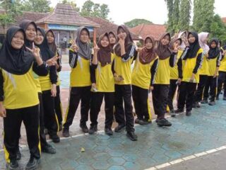 Jalan Sehat dan Kompetisi Senam Warnai HUT ke-40 SMPN 6 Kebumen