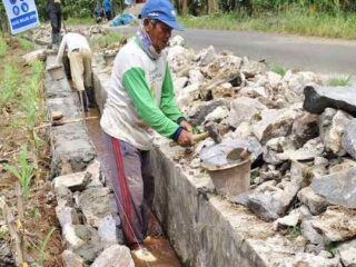 Proyek Rehabitas Jaringan Irigasi di Desa Kuripan Lamsel Diduga Gunakan Material Bekas Pakai
