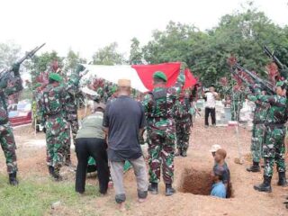 Bentuk Penghormatan Terakhir, Dandim 0429/Lamtim Pimpin Upacara Pemakaman Militer Koptu Toni Kurniawan