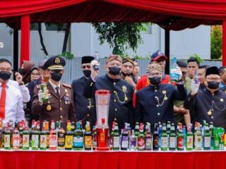 Pemkot Tangsel Musnahkan 13.970 Botol Miras Ilegal, Benyamin Tegaskan Penegakan Perda Tanpa Kompromi