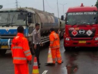 Sat Lantas Polres Pelabuhan Belawan Terapkan Contra Flow Akibat Banjir 1 Meter di Ruas Tol Arah Belawan