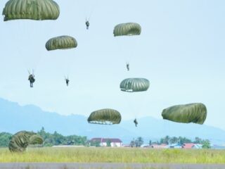 Bersama Tuhan Menyerbu Dari Langit, Ratusan Prajurit TNI Terjun di Morowali